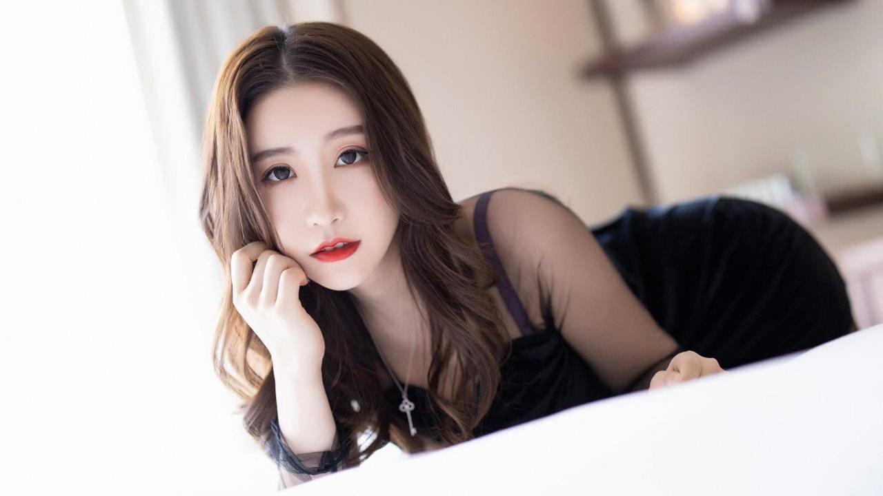 卡在墙壁的女孩触摸游戏: 探索奇幻世界的冒险之旅