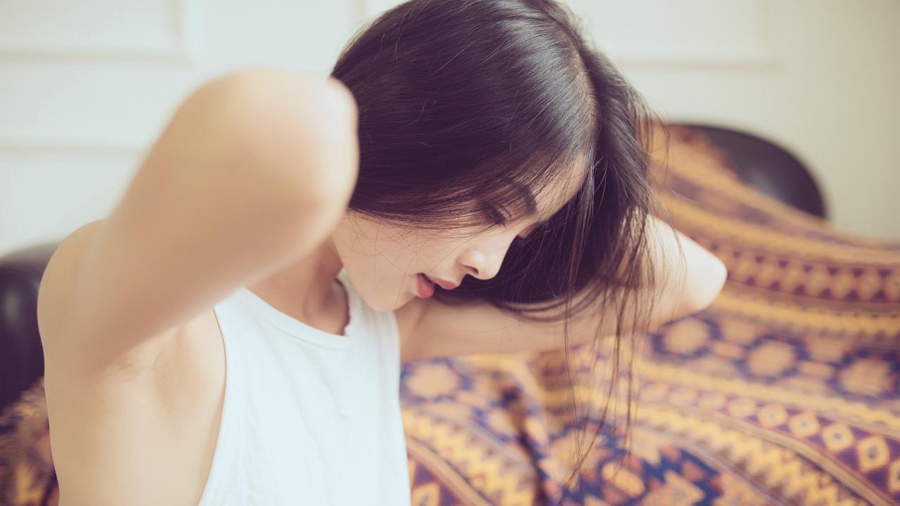 男生和女生在一起探讨人生软件:  跨越性别差异，碰撞出智慧的火花？